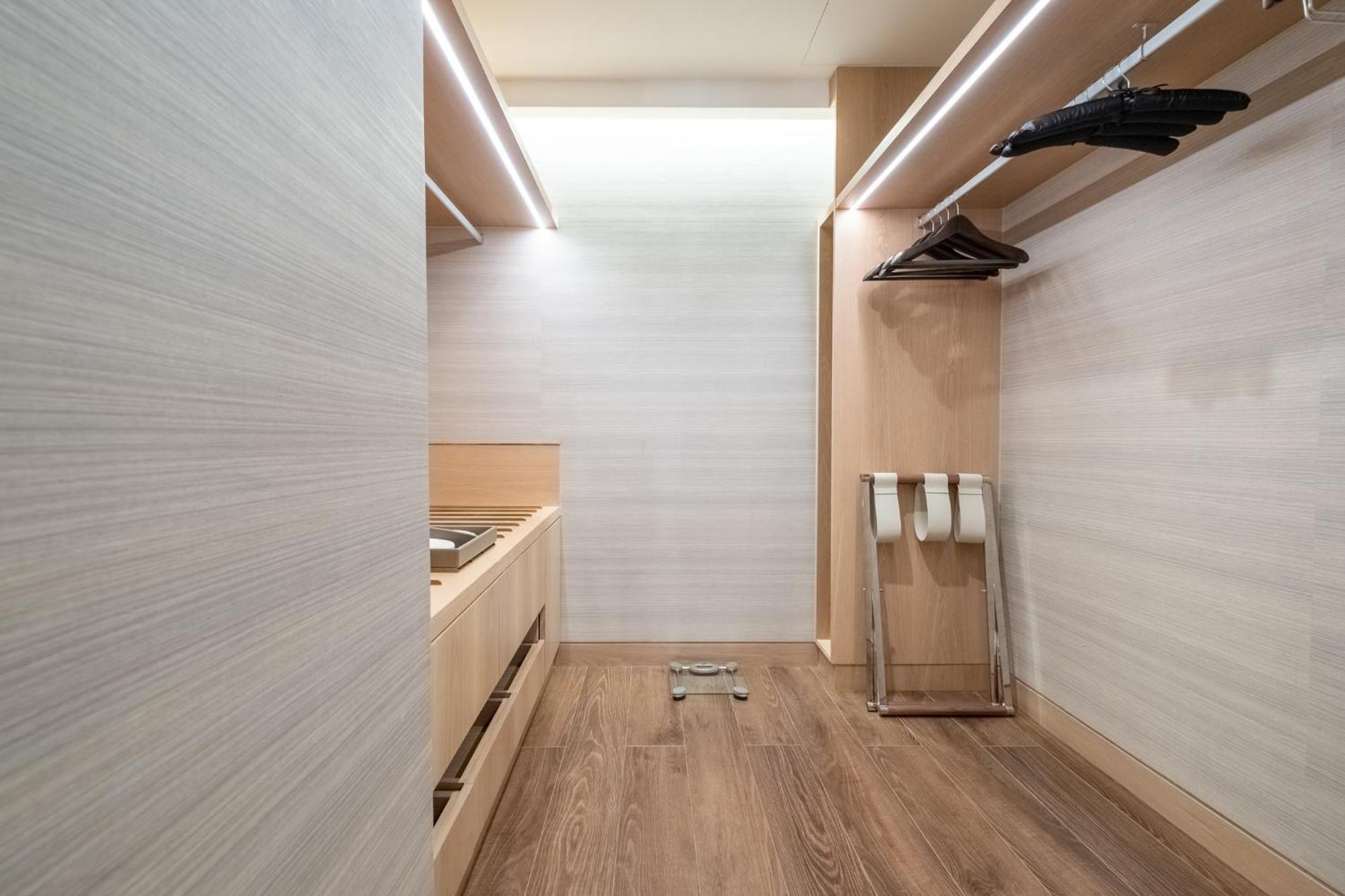 Mandarin Oriental, Santiago Hotel Bagian luar foto Interior of a capsule hotel in Tokyo