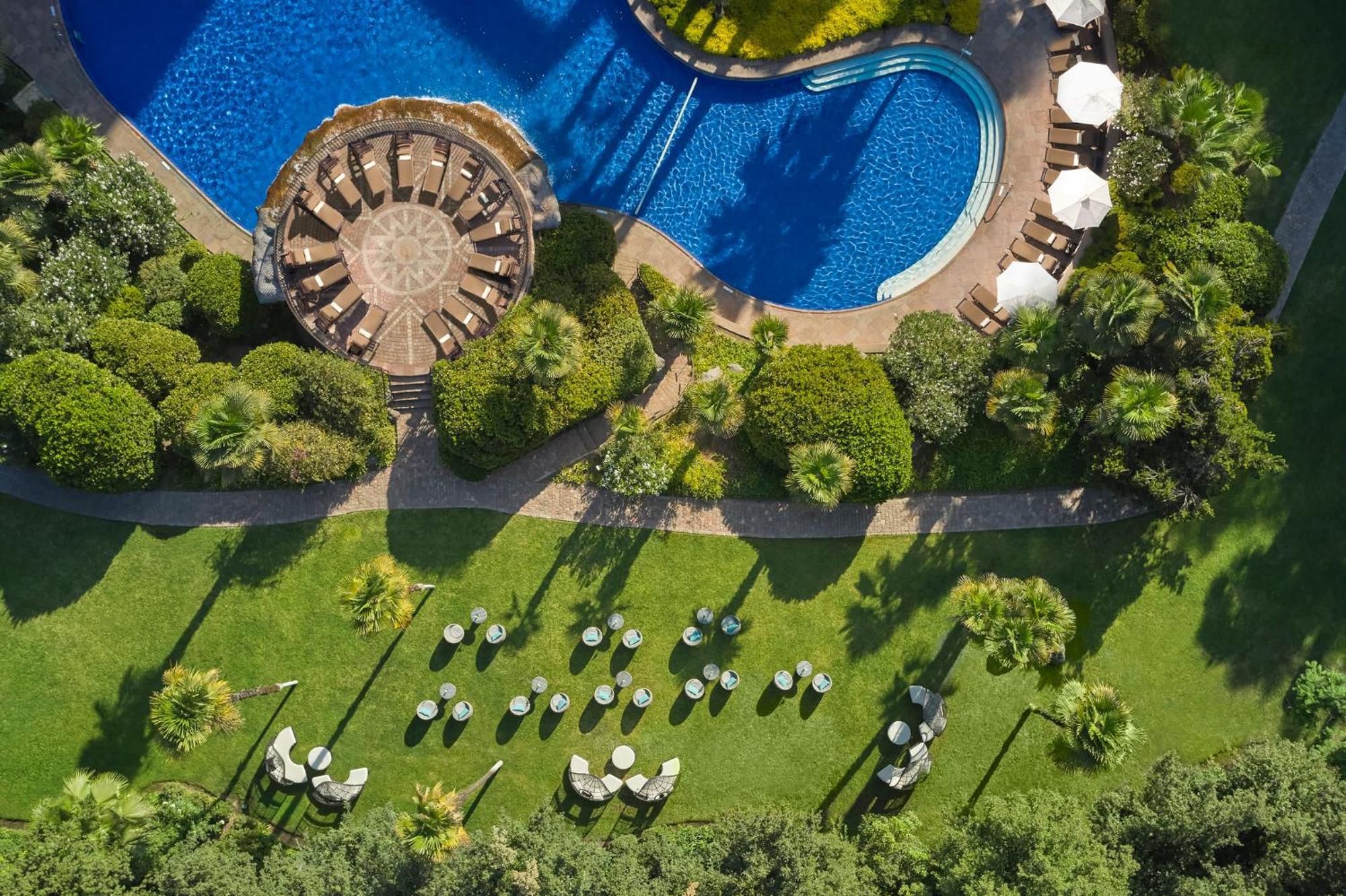 Mandarin Oriental, Santiago Hotel Bagian luar foto Aerial view of the pool at the Four Seasons Hotel